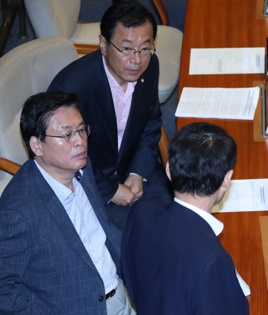22일 오전 국회에서 열린 추경예산안 처리를 위한 본회의에서 자유한국당 정우택 원내대표, 이현재 정책위의장 등이 이야기를 하고 있다.